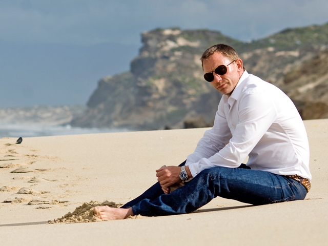 daniel craig white shirt blue jeans on beach wallpaper20
