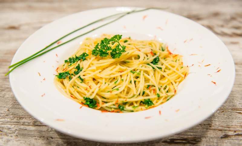 Spaghetti aglio olio e peperoncini 4