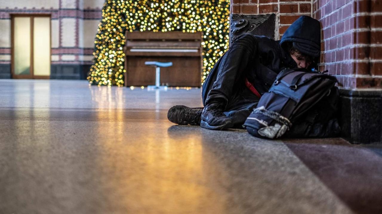 gronings hotel biedt dakloze jongen onderdak en eten met kerst 