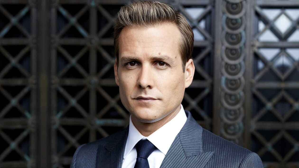Harvey Specter with gapping collar