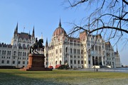 Χτισμένο στην όχθη του Δούναβη, αποτελεί το μεγαλύτερο κτίριο της χώρας. Επιβλητικό τόσο όταν το βλέπεις από έξω...