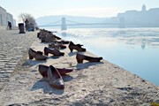 Στην απαραίτητη βόλτα στις όχθες του εμβληματικού ποταμού, θα δεις τα «Παπούτσια του Δούναβη», ένα μνημείο προς τιμήν των Εβραίων που οι ναζί εξόντωσαν στο σημείο κατά τον Β' Παγκόσμιο Πόλεμο.