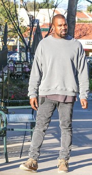 Kanye West, ως συνήθως, σε δικό του mode με τζιν που ακροβατεί ανάμεσα στο γκρι και το μαύρο