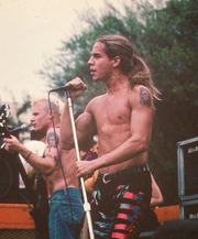 Οι εμβληματικοί Kiedis και Flea των Red Hot Chili Peppers ροκάρουν στο μακρινό 1986.