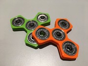 FIDGET SPINNER: Το παν είναι η γαλήνη και η ηρεμία. Δεκάδες τέτοια μαραφέτια σε δεκάδες «ποταμίσια» χέρια, σα μαζική ινδουιστική προσευχή.