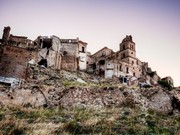 Craco, Ιταλία: Το ορεινό χωριό που στέκει εκεί από τον 8 αιώνα μ.Χ, στάθηκε ολίγον τι άτυχο. Κατολισθήσεις, πυρκαγιές, σεισμοί, πλημμμύρες, τα πάντα όλα συνέβησαν τον 20ο αιώνα και συνετέλεσαν στο να μην μείνει ούτε μία ψυχή στην περιοχή. 