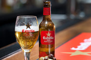 Estrella Damn Daura (4,6%): Άμα έχεις πάει Βαρκελώνη σίγουρα θα έχεις αγαπήσει αυτή τη cerveza· πολύ καθαρή στο χρώμα της, μέτρια πικράδα τόσο όσο πρέπει και πολύ ταιριαστή για μεζέδες και άραγμα.
