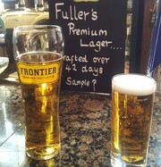 Fuller’s Frontier(4,5%): Οι Αγγλάρες τη βγάζουν συνήθως με ale ή εισαγόμενες lager εκ Δανίας, όμως με αυτήν εδώ διέπρεψαν! Πολύ γεμάτη και ιδιαίτερη γεύση που έχει κάτι ελάχιστο από λεμόνι και μπαχαρικά στην επίγευση.