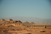 Dasht-e Lut, Ιράν: Μη σας ξεγελά το κάτι-σαν-κάστρο που βλέπετε στο βάθος. Στη συγκεκριμένη έρημο δεν κατοικεί ούτε μία ψυχή. Και πως να γίνει αλλιώς όταν στην επιφάνεια της άμμου η υψηλότερη θερμοκρασία που έχει καταγραφεί ήταν 70 ° C;