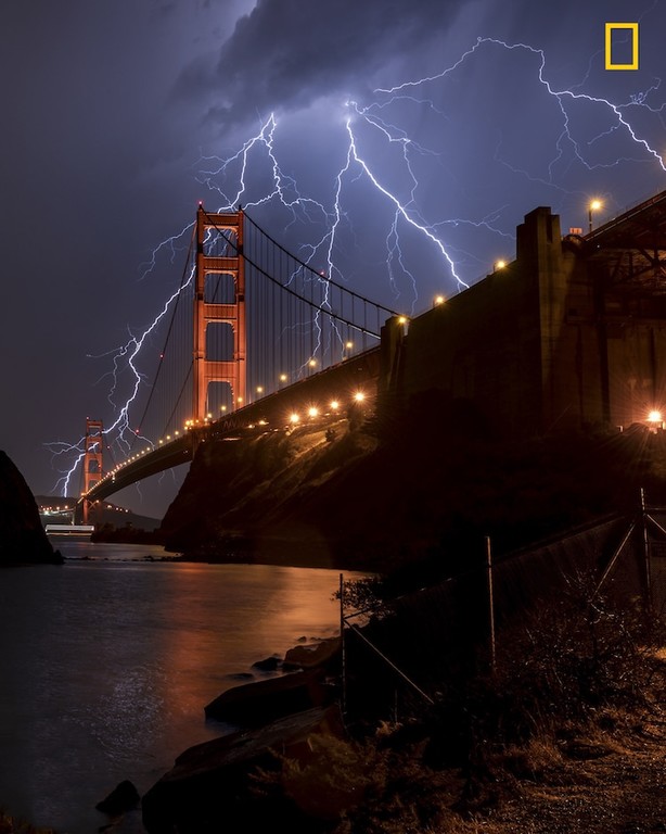 Κατά την πρώτη κεραυνών στ γέφυρα της Bay Area του San Francisco.