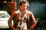 Fight Club (1999): O «Tyler Durden» μπορεί να μην υπήρξε ποτέ, ο τρόπος όμως που φορούσε τα μεσάτα, δερμάτινα σακάκια ήταν απαράμιλλος... ακόμα και αν το έκανε στη φαντασία του Edward Norton.