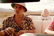 Φόβος Και Παράνοια Στο Λας Βέγκας (1998): Τα πιο εμβληματικά καπέλα και τα πιο ψυχεδελικά, εμπριμέ πουκάμισα τα έχει  φορέσει ο Johnny Depp σε αυτήν εδώ την ταινία και πολύ τον ευχαριστούμε γι' αυτό.