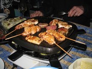 Ολλανδία: Το Gourmetten είναι περισσότερο συνήθεια παρά πιάτο. Οι οικογένειες κάνουν BBQ με μικρά κομμάτια κρέατος από μοσχάρι και κοτόπουλο.