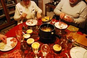 Ελβετία: Το Fondue Chinoise δεν μας είναι κάτι άγνωστο. Κομμάτια κρέατος ή ψωμιού βουτηγμένα σε λιωμένο τυρί.
