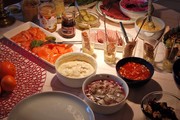Σουηδία: Το julbord είναι ένα σύνολο από κρύα πιάτα που περιλαμβάνει πατάτες, παστό κρέας, ψάρι και βραστό λάχανο.