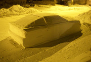 Αυτός ο θεούλης έφτιαξε αμάξι από χιόνι στη μέση του δρόμου για να κάνει φάρσα στην αστυνομία