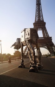Ο Darth Vader πήρε το παρεόνι του Star Wars και μαζί βόλταραν στο Παρίσι