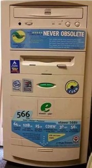 Υπολογιστής με floppy disk γεμάτες νοσταλγικά δάκρυα