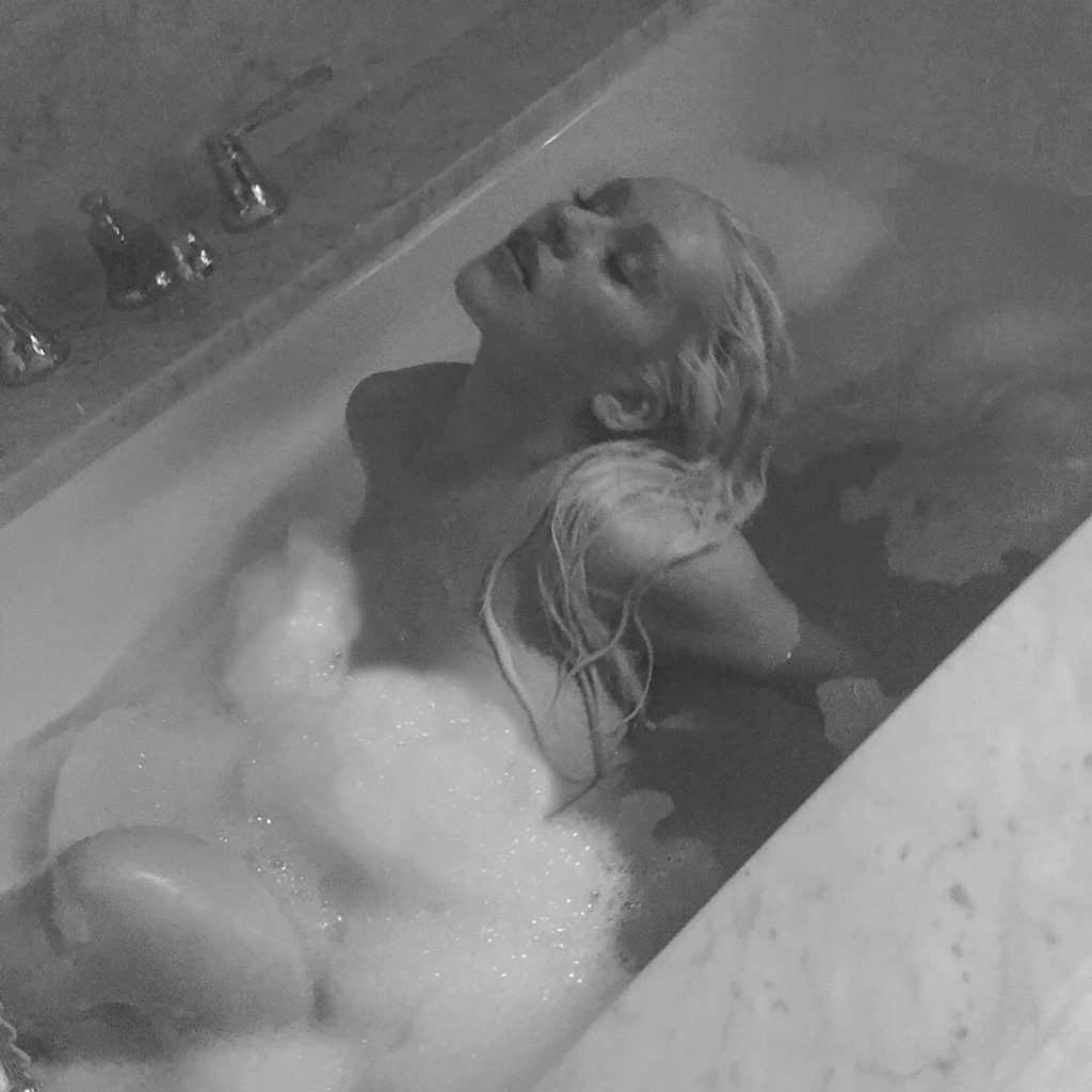 ΠΡΟΦΑΝΩΣ και θέλεις να δεις την Κριστίνα Αγκιλέρα γυμνή στο μπάνιο της