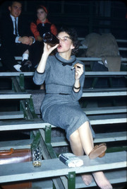 Γυναίκα της εποχής που πίνει και καπνίζει πούρο. Εικόνα που έφερνε πίεση στους συντηρητικούς της εποχής...