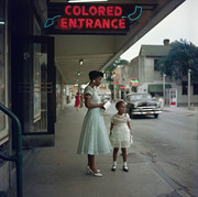 Μητέρα και κόρη μπροστά σε είσοδο για Αφροαμερικάνους.