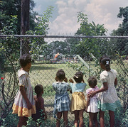 Ένας φράχτης χωρίζει τα παιδιά των λευκών από των Αφροαμερικάνων. 