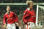 Τον David Beckham να φορά τη φανέλα της Manchester United.