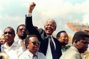 Στη Νότιο Αφρική: Τον Νέλσον Μαντέλα να ορκίζεται και να γίνεται ο πρώτος έγχρωμος πρόεδρος.