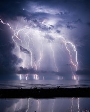 Αστραπή Catatumbo: Εμφανίζεται στη Βενεζουέλα. Συνδυασμός των ανέμων, που περικλείουν τα βουνά δημιουργώντας ηλεκτρικά φορτία με αποτέλεσμα την συνεχή αστραπή. 