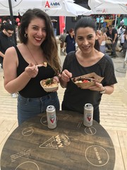 Οι food bloggers Madame Ginger και Funky Cook δοκιμάζουν ασταμάτητα παρέα πάντα με μία ΑΛΦΑ Weiss στο Athens Street Food Festival 2018