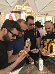 Σύσσωμη η ομάδα των The Eaters ψάχνει γεύσεις που θα απογειωθούν με μία ΑΛΦΑ Weiss στο Athens Street Food Festival 2018