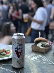 "Το φαγητό σου; Η μπύρα σου!"