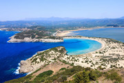 Βοϊδοκοιλιά, Πελοπόννησος:
Δεν χρειάζεται να πούμε πολλά. Δίχως αμφιβολία μία από τις ομορφότερες παραλίες της Ελλάδος, που ξεχωρίζει για το ολοστρόγγυλο σχήμα, τη χρυσαφένια αμμουδιά και τα γαλαζοπράσινα νερά της.
