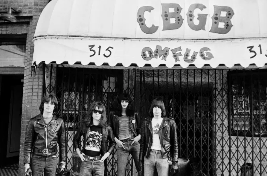 Ξέρεις τι λείπει από τη βιβλιοθήκη σου; Το νέο φωτογραφικό άλμπουμ των Ramones λείπει.