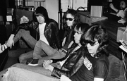 Ξέρεις τι λείπει από τη βιβλιοθήκη σου; Το νέο φωτογραφικό άλμπουμ των Ramones λείπει.