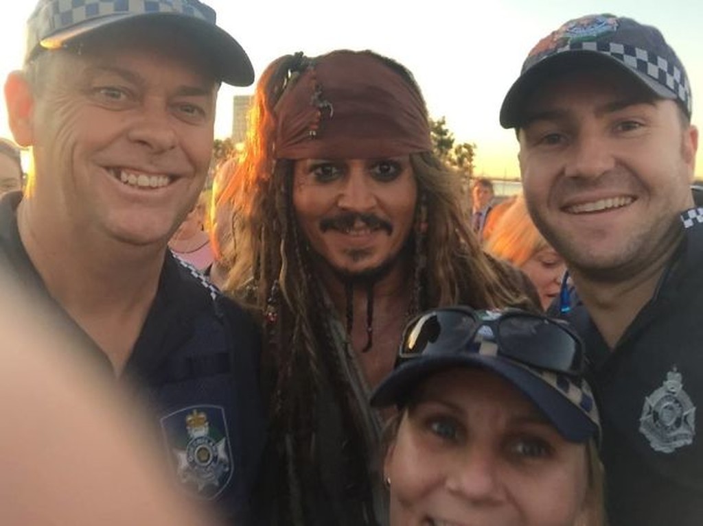 Ο Johnny Depp ντύνεται Jack Sparrow και βολτάρει στους δρόμους, όπου «συλλαμβάνεται» από αθνρώπους της τοπικής αστυνομίας για μία σέλφι. 