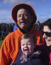 Όταν ένα μωρό κλαίει ο Bill Murray δεν προσπαθεί να το ηρεμήσει. Το μιμείται, το τρολάρει και φωτογραφίζεται δίπλα του.