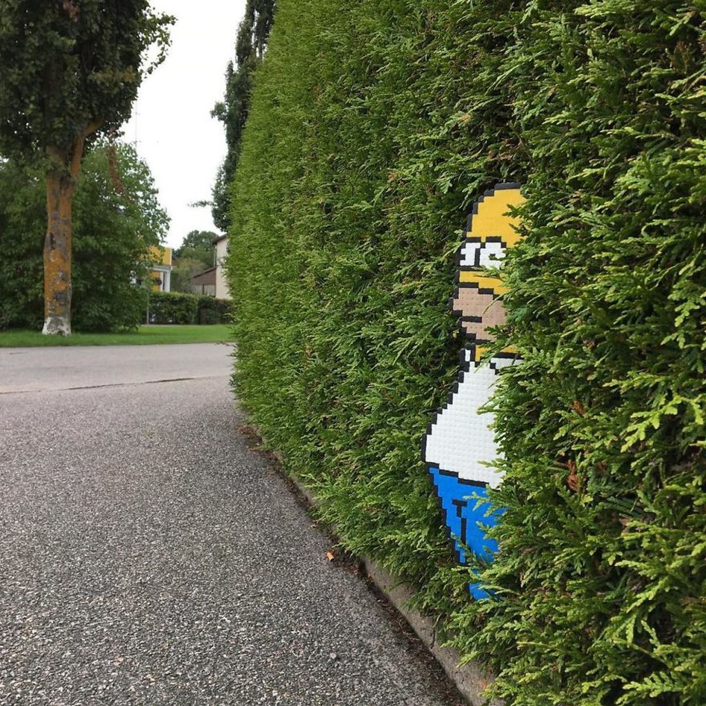 «Τι γυρεύει ο Homer Simpson στον κήπο μου;»