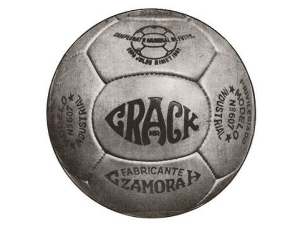 1962 – Crack: Μεγάλο κάζο τότε με τις μπάλες του Παγκοσμίου Κυπέλλου στη Χιλή. Τα επίσημα τόπια γέμισαν με νερό και έτσι οι αγώνες παίχτηκαν με μπάλες που έκαναν προπόνηση οι ομάδες.