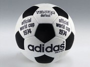 1970 – Telstar: Ίδιο όνομα με τη φετινή η πρώτη ασπρόμαυρη μπάλα που δημιουργήθηκε προκειμένου για ιδανική προβολή στην τηλεόραση.