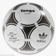 1982 - Tango Espana: Για πρώτη φορά οι βούλες εξαφανίζονται και τη θέση τους παίρνουν οι νοητοί κύκλοι που πλέον έγιναν συνήθεια στο παγκόσμιο ποδόσφαιρο.