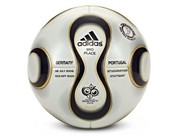 2006 – Teamgeist: Αποτελούμενη από 14 πλαίσια, η μουντιαλική μπάλα της Γερμανίας ήταν ίσως η αγαπημένη όλων ποδοσφαιριστών. Σε εκείνο το Μουντιάλ οι γκολάρες έμπαιναν η μία μετά την άλλη και οι γκολκίπερ έκαναν το σταυρό τους κάθε φορά που σούταρε ο αντίπαλος.