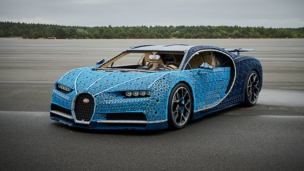 Αριστερά βλέπετε τη Bugatti Chiron και δεξιά την κλόπια της σε LEGO