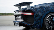 Αριστερά βλέπετε τη Bugatti Chiron και δεξιά την κλόπια της σε LEGO