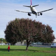 Φωτογραφίζει τους επιβάτες για να αποδείξει πόσο κοντά στην πόλη πετάνε τα αεροπλάνα