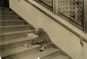 Παιδάκι 4 ετών που μοιράζει εφημερίδες, δεν έχει άλλη αντοχή με αποτέλεσμα να αποκοιμηθεί σε σκαλιά σπιτιού στο Νιού Τζέρσεϊ.