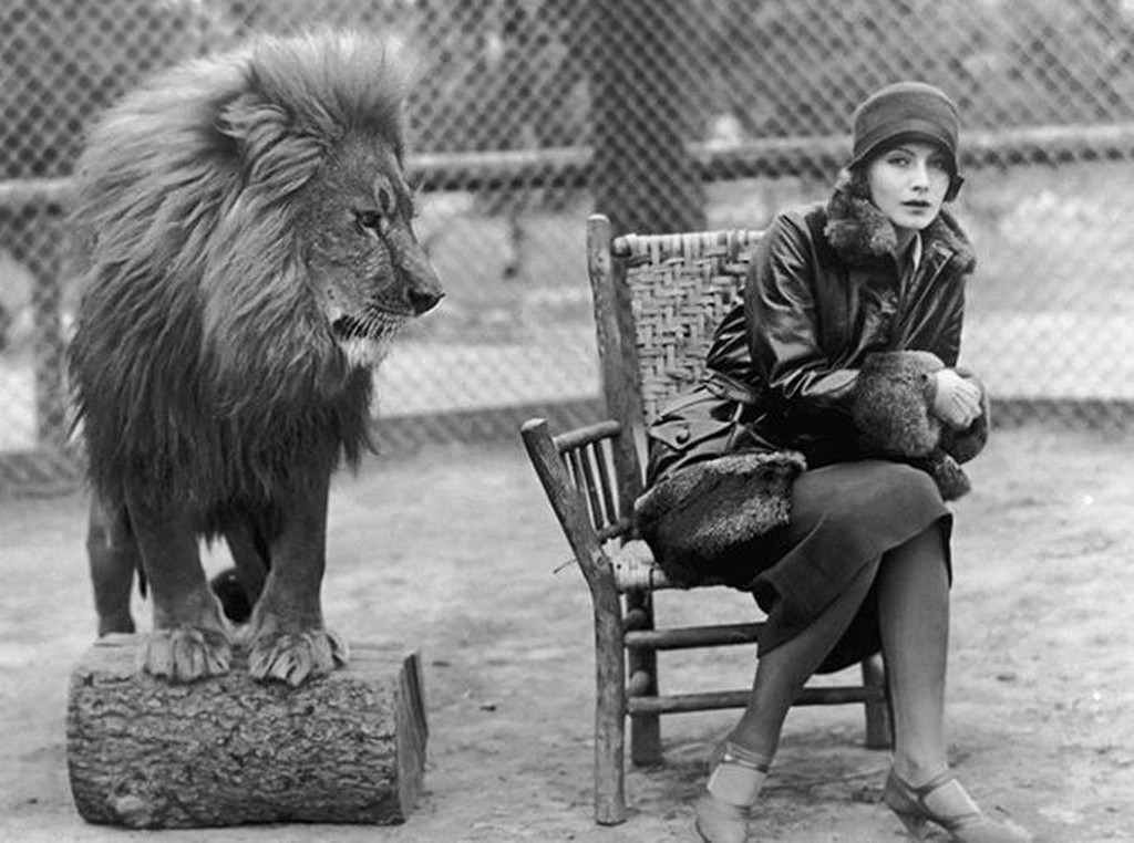 Η Greta Garbo ποζάρει δίπλα σε λιοντάρι. Φωτογραφία του 1926