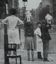 Κάτοικοι του Δυτικού Βερολίνου υψώνουν τα παιδιά τους για να τα δουν οι παππούδες τους από την Ανατολική πλευρά το 1961