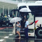 Αν βρέχει, ο οδηγός λεωφορείου συνοδεύει τους επιβάτες με ομπρέλα κατά την έξοδο.