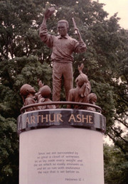 Το μνημείο του Arthur Ashe στη Monument Avenue, στο Richmond.
